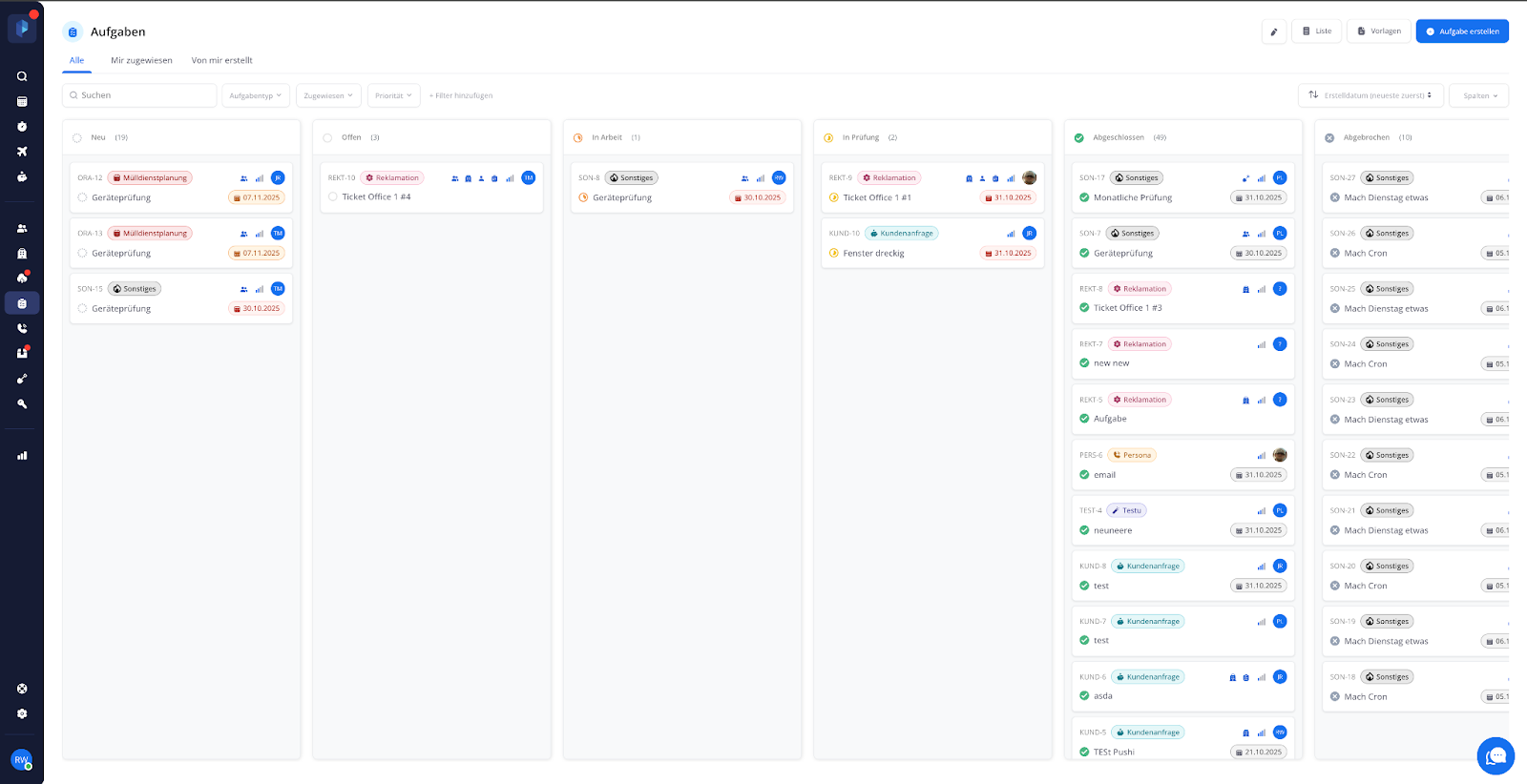 Eine grafische Darstellung eines Kanban-Boards mit mehreren Spalten, die verschiedene Aufgabenstatus wie "Neu", "Offen" und "In Arbeit" darstellen, und bunten Karten, die per Drag & Drop verschoben werden.