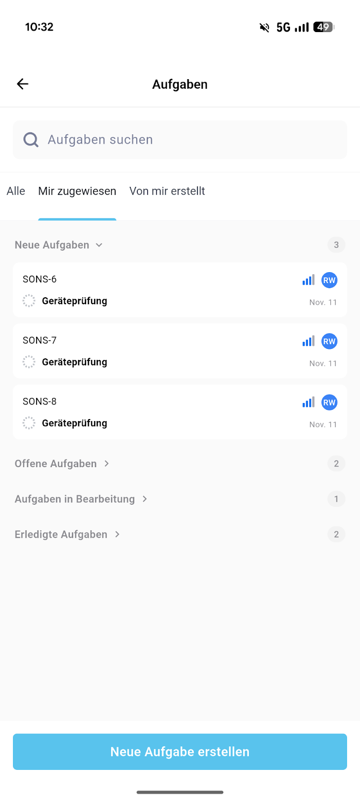 Ein Bildschirmfoto einer mobilen App, die eine Aufgabenliste mit Details zu einer bestimmten Aufgabe anzeigt, die einem Techniker zugewiesen ist.